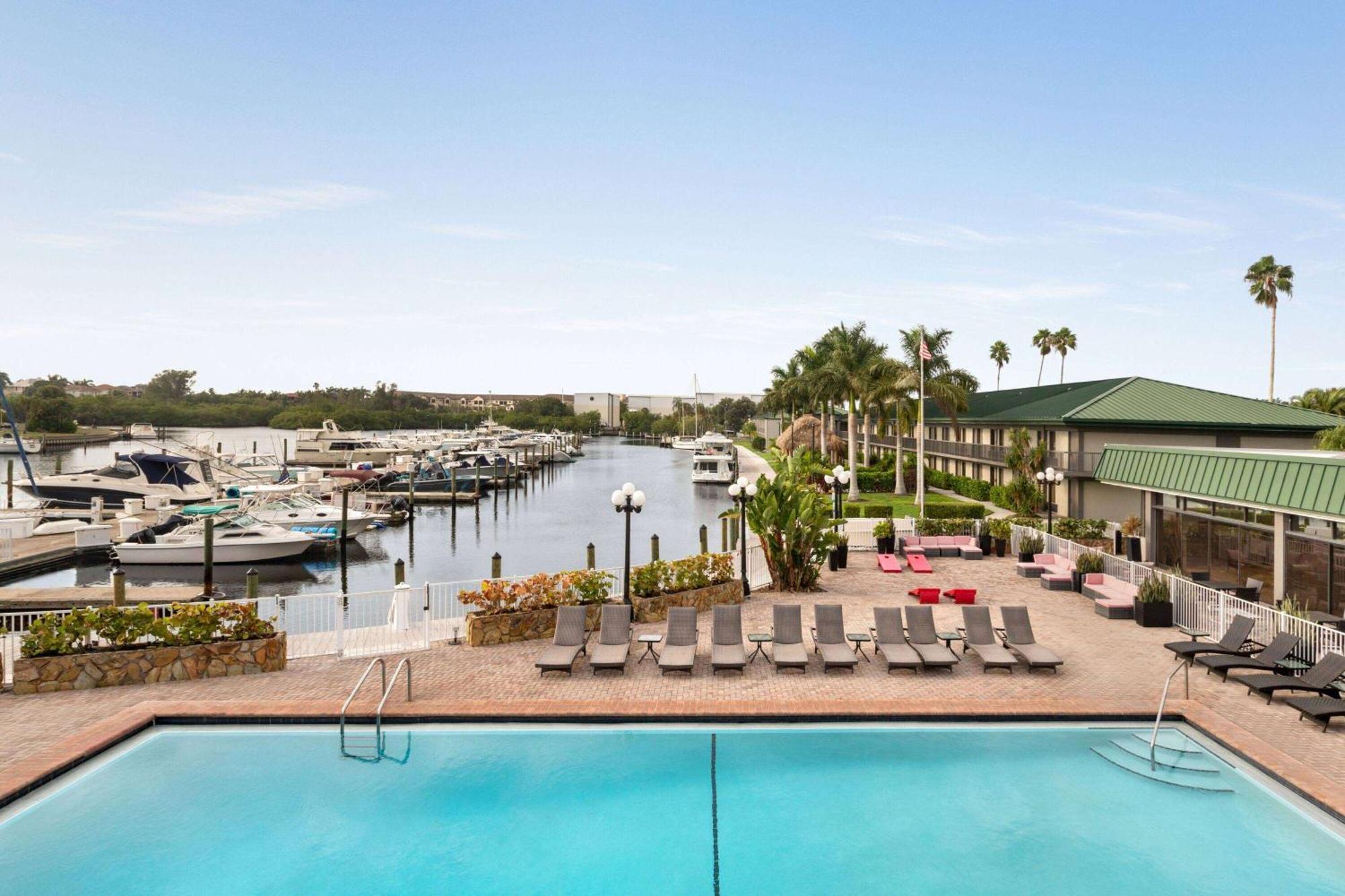 Hotel Ramada By Wyndham Sarasota Waterfront Exterior foto